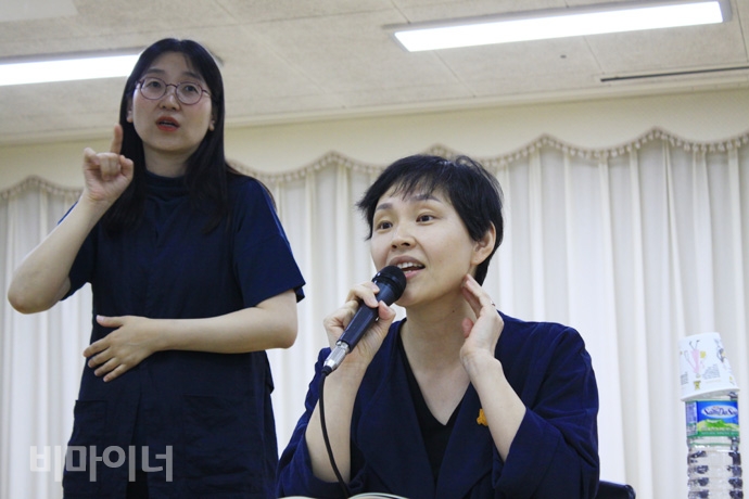 17일 이룸센터 이룸홀에서 2019 한국장애학회 춘계 학술대회 ‘우리 삶의 기록, 장애 역사를 말한다’가 열렸다. 이날 두 번째 발표에서 유해정 성공회대 사회과학연구소 연구위원이 ‘사회적 말하기와 사회적 듣기-장애 당사자의 구술기록 경험을 중심으로’라는 주제로 장애 당사자의 구술기록의 함의와 나아갈 방향성에 대한 논의를 전개했다. 사진 강혜민