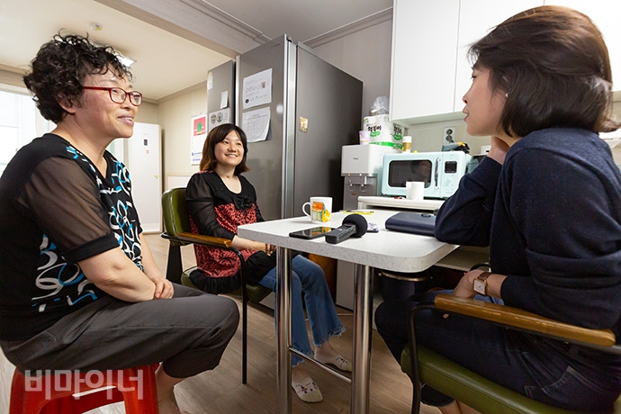 조민정 씨(가운데)와 활동지원사 이경희 씨(왼쪽)가 조 씨가 현재 거주하고 있는 대구사람센터 체험홈에서 이야기를 나누고 있다. 사진 박승원