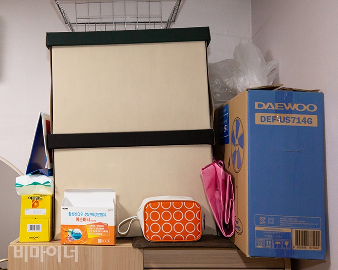 조민정 씨가 희망원에서 나올 때 소지품과 옷을 담아온 박스 두 개가 옷장 위에 올려져 있다. 사진 박승원