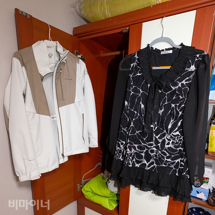조민정 씨가 희망원에서 입었던 옷(왼쪽)과 최근 구매한 옷(오른쪽). 색깔과 모양, 재질에서 확연한 차이가 느껴진다. 사진 박승원