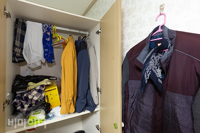 정종삼 씨의 옷장에 스카프(왼쪽 위)가 걸려있다. 옷장 옆 벽에는 얼마 전 새로 산 재킷이 걸려있다. 사진 박승원