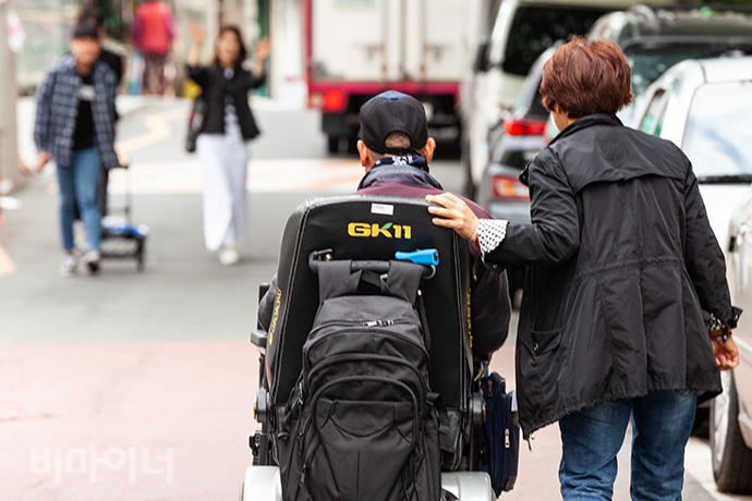 활동지원사와 외출을 나간 정종삼 씨가 길에서 대구사람센터 활동가들을 만나 인사를 나누고 있다. 사진 박승원 