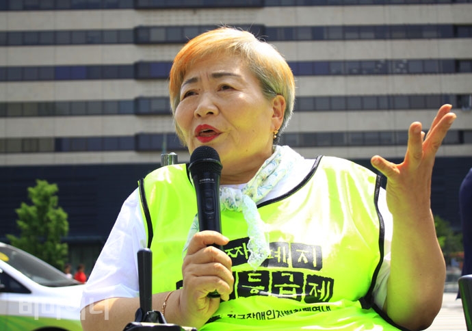 박명애 전국장애인차별철폐연대 상임공동대표가 발언하고 있다. 사진 강혜민