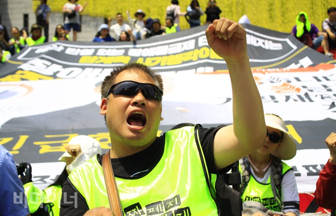 기자회견에 참여한 한 활동가가 장애인복지예산 확대를 촉구하며 구호를 외치고 있다. 사진 강혜민