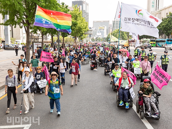 장애계 활동가들은 기자회견을 마치고 마로니에공원까지 행진했다. 사진 박승원