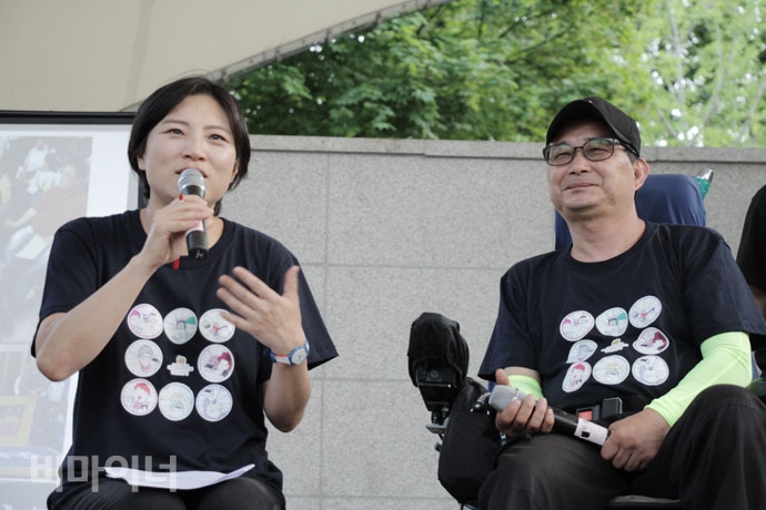 김정하 장애와인권발바닥행동 활동가와 김동림 석암비대위 활동가가 이야기 나누고 있다. 사진 강혜민 김정하 장애와인권발바닥행동 활동가와 김동림 석암비대위 활동가가 이야기 나누고 있다. 사진 강혜민