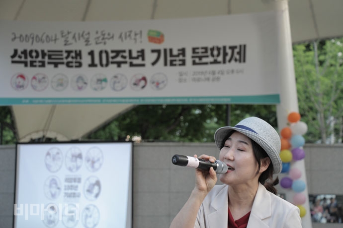 지민주 문화활동가의 공연. 사진 강혜민 지민주 문화활동가의 공연. 사진 강혜민