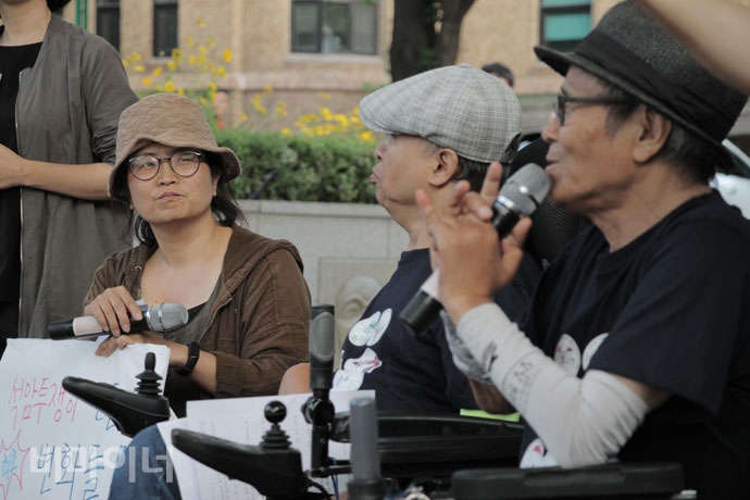 (왼쪽에서부터) 임소연 한국장애인자립생활센터 사무총장, 한규선·김진수 석암비대위 활동가. 사진 강혜민 (왼쪽에서부터) 임소연 한국장애인자립생활센터 사무총장, 한규선·김진수 석암비대위 활동가. 사진 강혜민