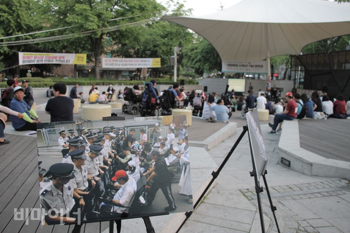 석암투쟁 10주년 문화제가 열리는 마로니에공원에 10년 전 석암투쟁 사진이 놓여있다. 사진 강혜민 석암투쟁 10주년 문화제가 열리는 마로니에공원에 10년 전 석암투쟁 사진이 놓여있다. 사진 강혜민