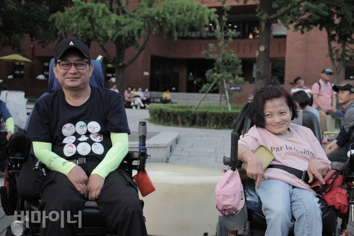 김동림 석암비대위 활동가와 그의 아내 이미경 씨. 김동림 씨는 시설에서 나온 후 노들야학에서 이미경 씨를 만나 2011년에 결혼했다. 사진 강혜민 김동림 석암비대위 활동가와 그의 아내 이미경 씨. 김동림 씨는 시설에서 나온 후 노들야학에서 이미경 씨를 만나 2011년에 결혼했다. 사진 강혜민