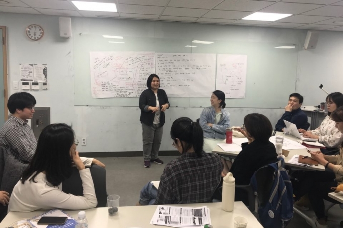 청소년주거권네트워크(가)에서 청소년 주거 권리 목록을 만들고, 이와 관련한 현장에서 발견한 어려움과 현실을 나누고 있다. ©함께걷는 아이들 청소년주거권네트워크(가)에서 청소년 주거 권리 목록을 만들고, 이와 관련한 현장에서 발견한 어려움과 현실을 나누고 있다. ©함께걷는 아이들