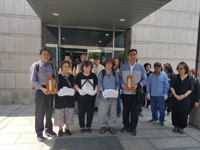 쪽방에 살았던 무연고 사망자의 지인들과 단절되었던 가족, 그리고 종교단체 봉사자들 ⓒ나눔과나눔 쪽방에 살았던 무연고 사망자의 지인들과 단절되었던 가족, 그리고 종교단체 봉사자들 ⓒ나눔과나눔