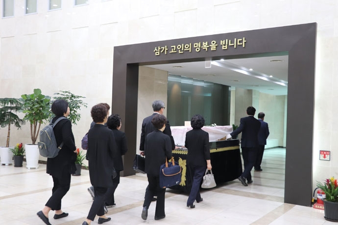 무연고 사망자의 장례에 참석한 교회 지인들 ⓒ나눔과나눔 무연고 사망자의 장례에 참석한 교회 지인들 ⓒ나눔과나눔