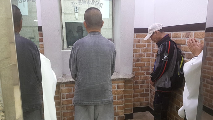 아들의 장례에 참석한 아버지(오른쪽) ⓒ나눔과나눔 아들의 장례에 참석한 아버지(오른쪽) ⓒ나눔과나눔