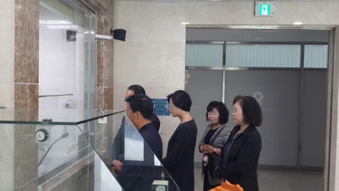 무연고 사망자 장례에 참석하여 수골과정을 참관 중인 교회 지인들과 자원봉사자 ⓒ나눔과나눔 무연고 사망자 장례에 참석하여 수골과정을 참관 중인 교회 지인들과 자원봉사자 ⓒ나눔과나눔