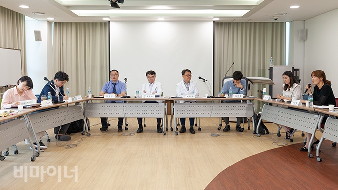 정신장애인에 대한 사회적 혐오와 관련해 방송∙언론보도에 대한 진단과 대안을 모색하는 정책간담회가 국가인권위원회와 국립정신건강센터, 한국정신장애연대 공동주최로 5일 서울 중곡동 국립정신건강센터 마음극장에서 열렸다. 정신장애인에 대한 사회적 혐오와 관련해 방송∙언론보도에 대한 진단과 대안을 모색하는 정책간담회가 국가인권위원회와 국립정신건강센터, 한국정신장애연대 공동주최로 5일 서울 중곡동 국립정신건강센터 마음극장에서 열렸다. 사진 박승원