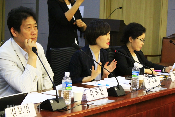 10일, 오후 2시 국회의원회관 제1세미나실에서 ‘탈시설 자립지원 및 주거지원 방안 토론회’가 열렸다. 왼쪽부터 좌장인 동의대학교 사회복지학과 교수, 발표자인 김미옥 전북대학교 사회복지학과 교수와 박숙경 경희대학교 후마니타스칼리지 교수. 사진 허현덕