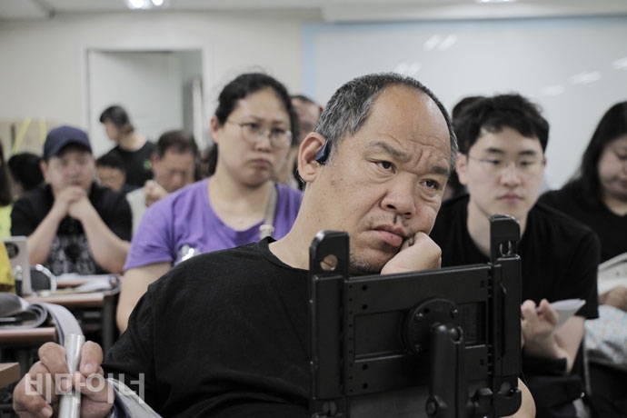 ‘종합조사표 바로알기 토론회’에 참석한 한 장애인 활동가가 심각한 표정으로 종합조사표의 문제점을 듣고 있다. 사진 강혜민 ‘종합조사표 바로알기 토론회’에 참석한 사람들이 심각한 표정으로 종합조사표의 문제점을 듣고 있다. 사진 강혜민