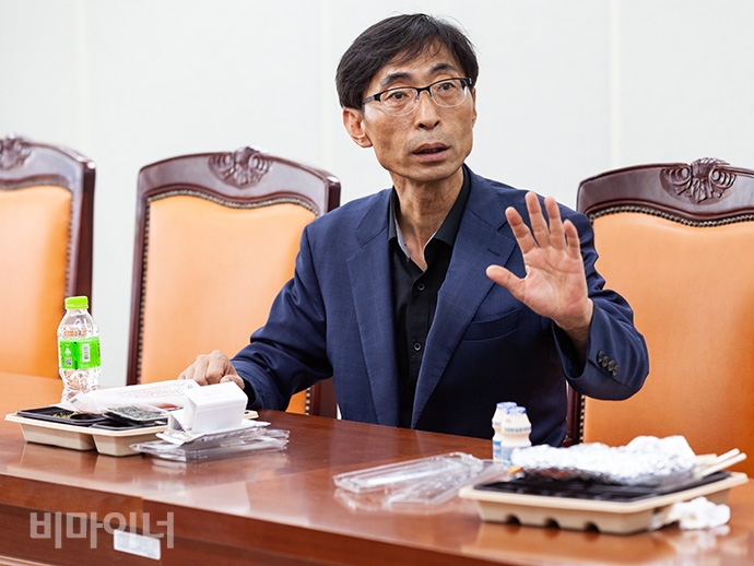 한국장애인자립생활센터협의회 소속 활동가들과 면담하고 있는 김현준 복지부 장애인정책국장. 사진 박승원