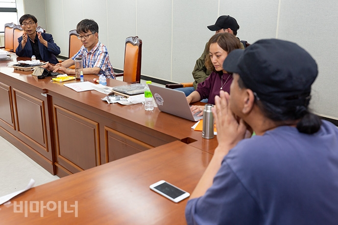 한국장애인자립생활센터협의회 소속 활동가들과 김현준 복지부 장애인정책국장이 면담하고 있다. 사진 박승원