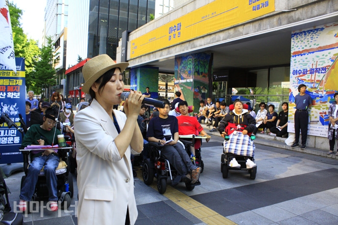 지민주 씨가 고 권오진 씨의 넋을 기리기 위해 노래를 부르고 있다. 사진 허현덕