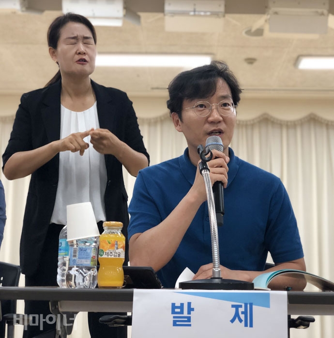 윤상용 충북대 아동복지학과 교수가 발제하고 있다. 사진 강혜민 윤상용 충북대 아동복지학과 교수가 발제하고 있다. 사진 강혜민