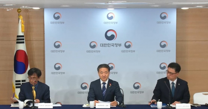 25일 오전 11시, 정부서울청사에서 박능후 보건복지부 장관이 ‘수요자 중심의 장애인 지원체계 구축방안’ 브리핑을 하고 있다. 사진 e-브리핑 영상 갈무리