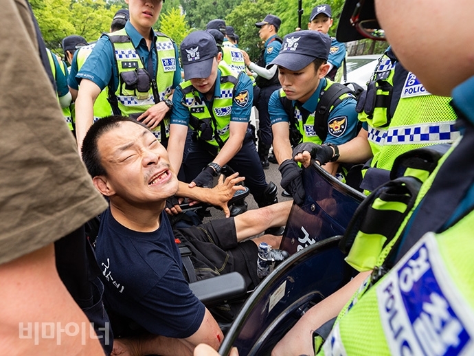 한국장애인자립생활센터협의회 소속 활동가들이 27일 장애인 복지예산 확대를 촉구하며 서울 서초구 서울지방조달청(기획재정부 서울사무소) 기습 점거를 시도했으나 경찰에 의해 가로막혔다. 사진 박승원 