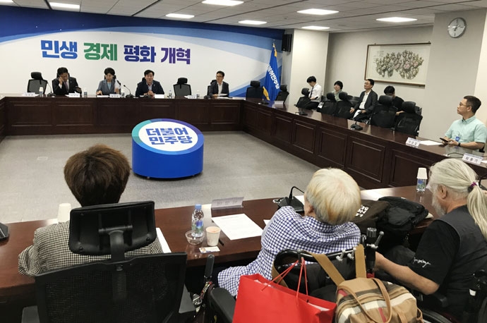 27일 오후 2시 국회에서 더불어민주당 ‘맞춤형 장애인복지 추진 TF’ 장애계 1차 간담회가 열렸다. ⓒ전국장애인차별철폐연대 