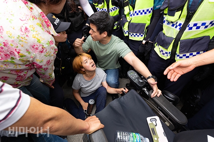 장애인 활동가들이 28일, 장애인 복지예산 확대를 촉구하며 서울지방조달청에서 1박 2일 노숙투쟁을 하고, 조달청에서 예술의전당까지 행진을 시도했다. 사진 박승원