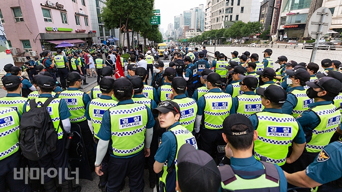장애인 활동가들이 28일, 장애인 복지예산 확대를 촉구하며 서울지방조달청에서 1박 2일 노숙투쟁을 하고, 조달청에서 예술의전당까지 행진을 시도했다. 사진 박승원