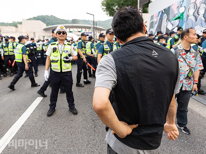 장애인 활동가들이 28일, 장애인 복지예산 확대를 촉구하며 서울지방조달청에서 1박 2일 노숙투쟁을 하고, 조달청에서 예술의전당까지 행진을 시도했다. 사진 박승원