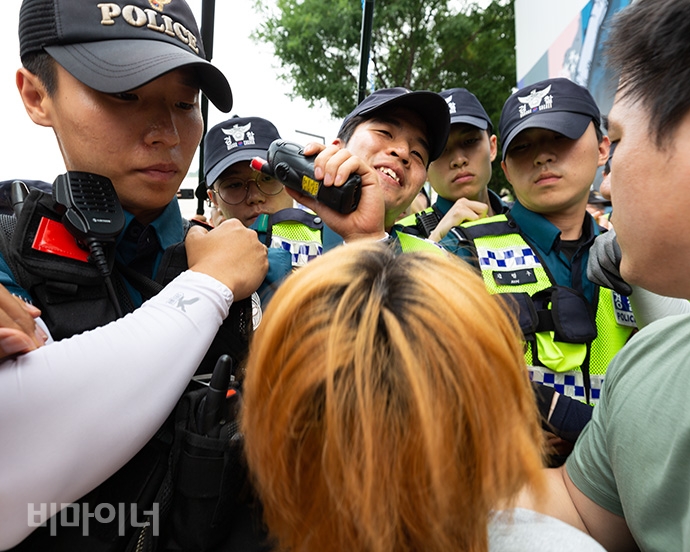 장애인 활동가들이 28일, 장애인 복지예산 확대를 촉구하며 서울지방조달청에서 1박 2일 노숙투쟁을 하고, 조달청에서 예술의전당까지 행진을 시도했다. 사진 박승원