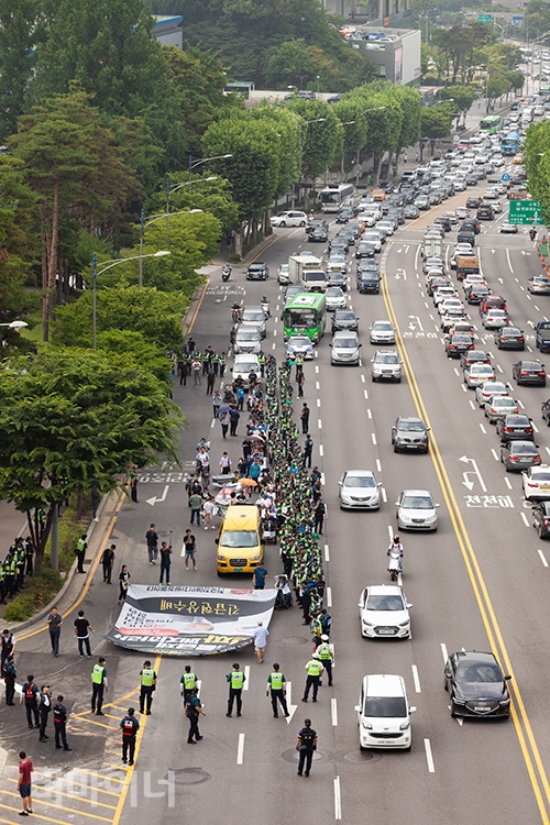 장애인 활동가들이 28일, 장애인 복지예산 확대를 촉구하며 서울지방조달청에서 1박 2일 노숙투쟁을 하고, 조달청에서 예술의전당까지 행진을 시도했다. 사진 박승원