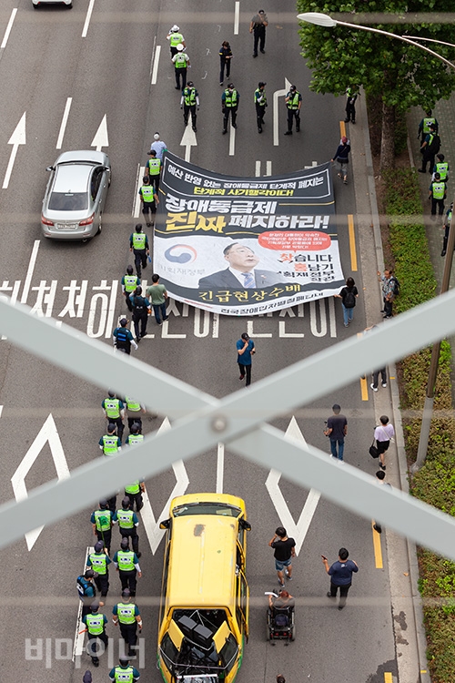 장애인 활동가들이 28일, 장애인 복지예산 확대를 촉구하며 서울지방조달청에서 1박 2일 노숙투쟁을 하고, 조달청에서 예술의전당까지 행진을 시도했다. 사진 박승원