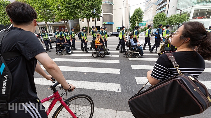 장애인 활동가들이 28일, 장애인 복지예산 확대를 촉구하며 서울지방조달청에서 1박 2일 노숙투쟁을 하고, 조달청에서 예술의전당까지 행진을 시도했다. 사진 박승원