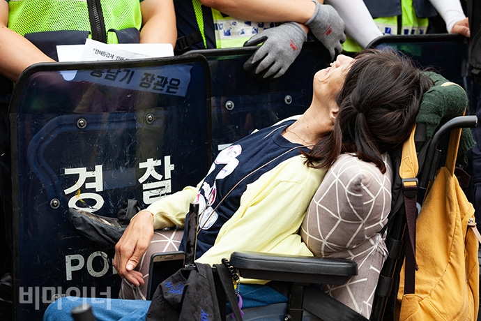 장애인 활동가들이 28일, 장애인 복지예산 확대를 촉구하며 서울지방조달청에서 1박 2일 노숙투쟁을 하고, 조달청에서 예술의전당까지 행진을 시도했다. 사진 박승원