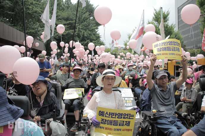 1일, 오후 1시 서울지방조달청 앞에서 전국장애인차별철폐연대 등 장애단체는 장애등급제 ‘진짜’ 폐지를 위한 투쟁 선포식을 열었다. 이날 모인 참가자들 모습. 사진 강혜민 1일, 오후 1시 서울지방조달청 앞에서 전국장애인차별철폐연대 등 장애단체는 장애등급제 ‘진짜’ 폐지를 위한 투쟁 선포식을 열었다. 이날 모인 참가자들 모습. 사진 강혜민