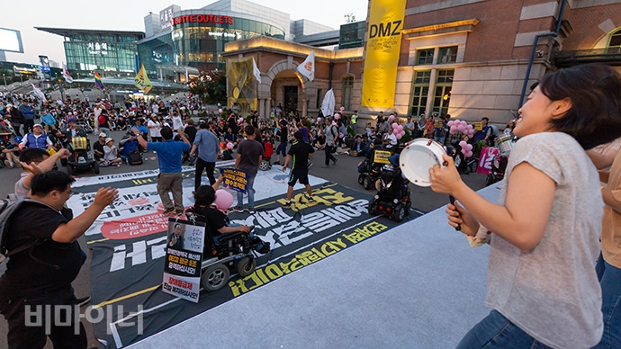 페스테자의 연주에 맞춰 참가자들이 함께 춤을 추고 있다. 사진 박승원 페스테자의 연주에 맞춰 참가자들이 함께 춤을 추고 있다. 사진 박승원