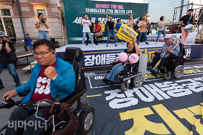 페스테자의 연주에 맞춰 참가자들이 함께 춤을 추고 있다. 사진 박승원 페스테자의 연주에 맞춰 참가자들이 함께 춤을 추고 있다. 사진 박승원