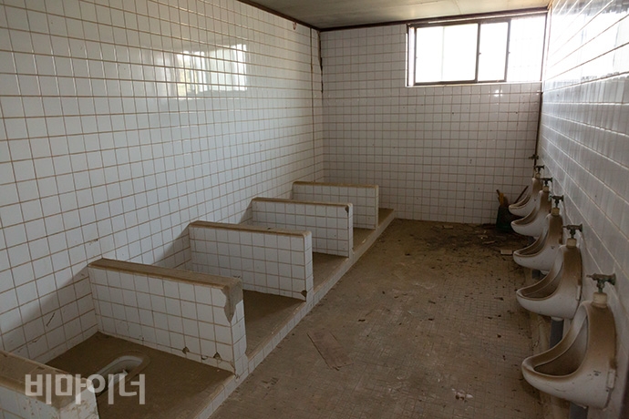 장항 수심원 내 화장실. 변기 가림막이 무릎 높이밖에 되지 않는다. 사진 박승원