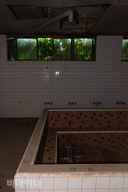 장항 수심원 목욕탕. 당시 사람들은 천장 위에 달린 파이프를 통해 빗물을 받아 씻었다. 사진 박승원