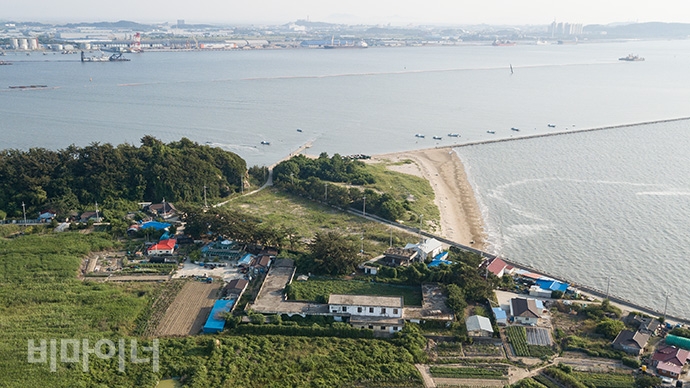 유부도에 있는 장항 수심원. 사진 아래쪽에 ⊔ 모양의 건물이 장항 수심원이다. 사진 박승원
