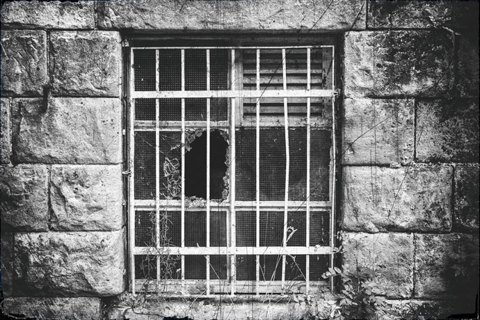 벽돌 건물 가운데에 창문이 있으며, 창문 방충망 가운데 일부가 뜯어져 있다. 사진 픽사베이 