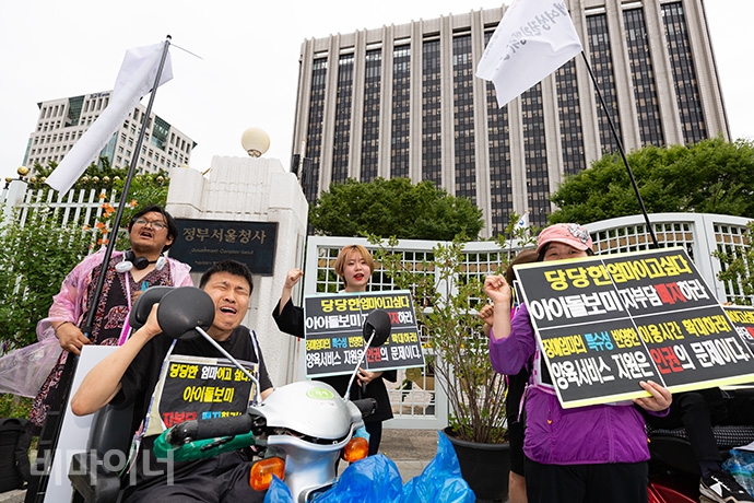 ‘장애를 가진 엄마의 양육서비스 권리 찾기 궐기대회’가 10일 광화문 정부종합청사 앞에서 장애여성권리쟁취연대 주최로 열렸다. 사진 박승원