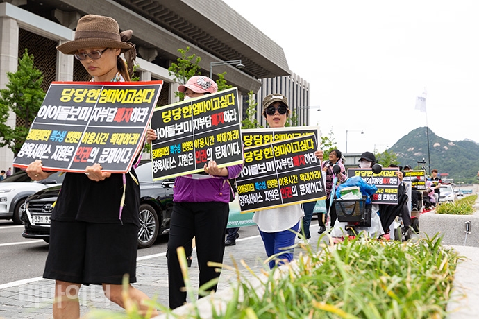 ‘장애를 가진 엄마의 양육서비스 권리 찾기 궐기대회’가 10일 광화문 정부종합청사 앞에서 장애여성권리쟁취연대 주최로 열렸다. 사진 박승원