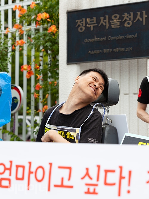 ‘장애를 가진 엄마의 양육서비스 권리 찾기 궐기대회’가 10일 광화문 정부종합청사 앞에서 장애여성권리쟁취연대 주최로 열렸다. 사진 박승원