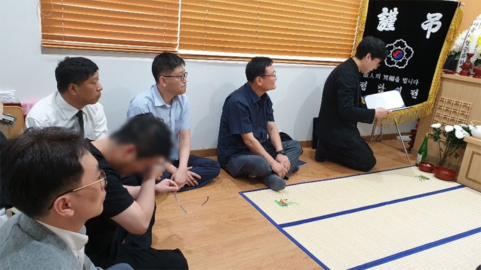 가족이 없었던 무연고자의 장례식에 참석한 친구들