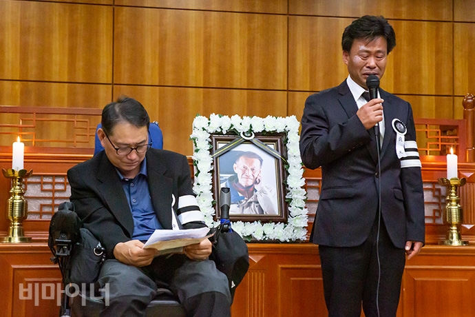 14일 오후 6시, 서울대병원 장례식장 1층 7호실에서 ‘탈시설자립생활운동가 故 황정용 씨 추모식’이 열렸다. 고인의 동생 황주용 씨가 발언하고 있다. 사진 박승원 