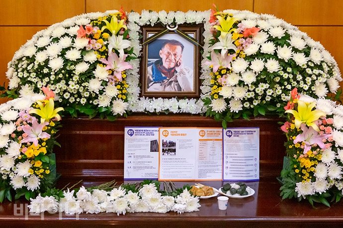 석암투쟁을 이끈 마로니에 8인 황정용 씨의 빈소. 그의 영정 앞에는 지난 6월 4일, 석암투쟁 10주년을 기념한 팜플렛이 놓여 있다. 사진 박승원